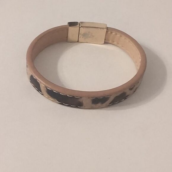 718 Animal‎ Print Cuff Bracelet with Magnetic Clasp - Picture 3 of 6
